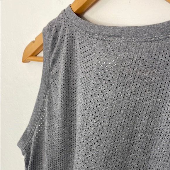 Old Navy Sleeveless Women's Athletic Top - Picture 4 of 4